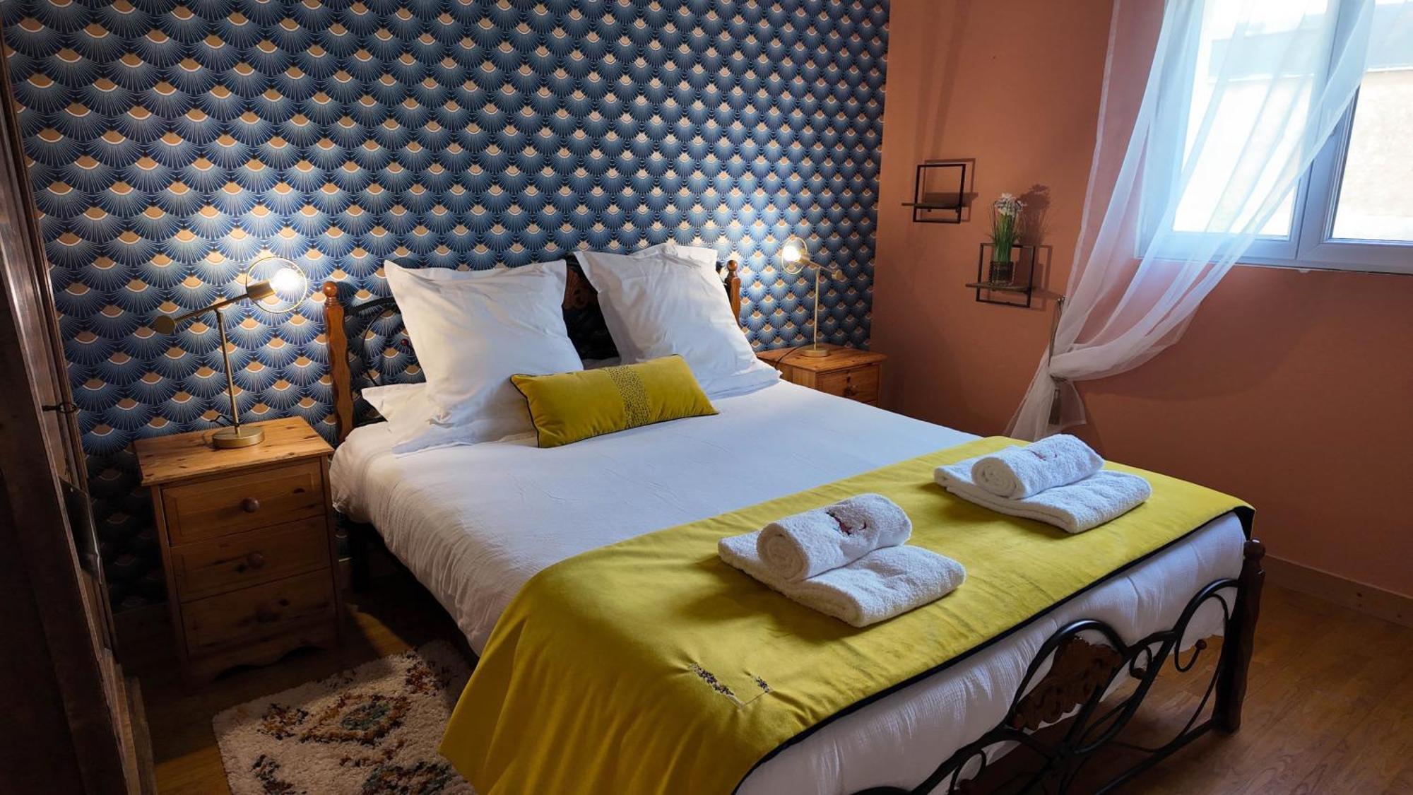 La Des Roses D'hotes Piscine Chauffee Bed & Breakfast
